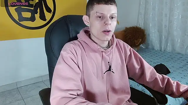 Snapshot of Matthew_Boy_ chatting on 02-26-25, 04:58 Matthew Boy online show from 02-26-25, 04:58