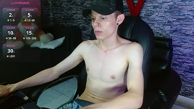 Snapshot of Matthew_Boy_ chatting on 03-11-25, 09:15 Matthew Boy online show from 03-11-25, 09:15