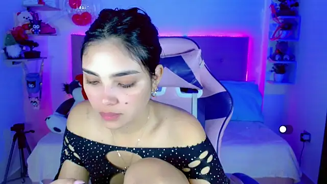 Snapshot of Kylie_brokee chatting on 12-18-24, 09:08 Kylie brokee online show from 12-18-24, 09:08