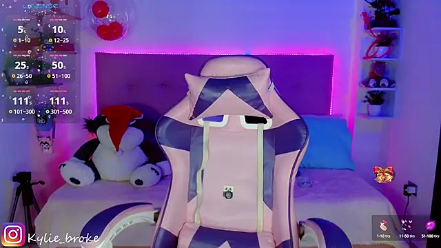 Snapshot of Kylie_brokee chatting on 12-19-24, 12:13 Kylie brokee online show from 12-19-24, 12:13