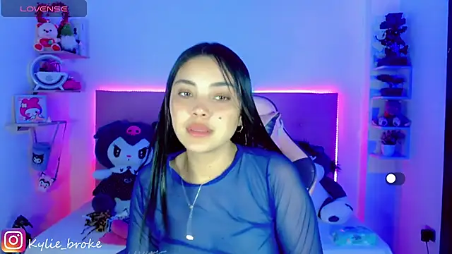 Snapshot of Kylie_brokee chatting on 02-03-25, 09:07 Kylie brokee online show from 02-03-25, 09:07