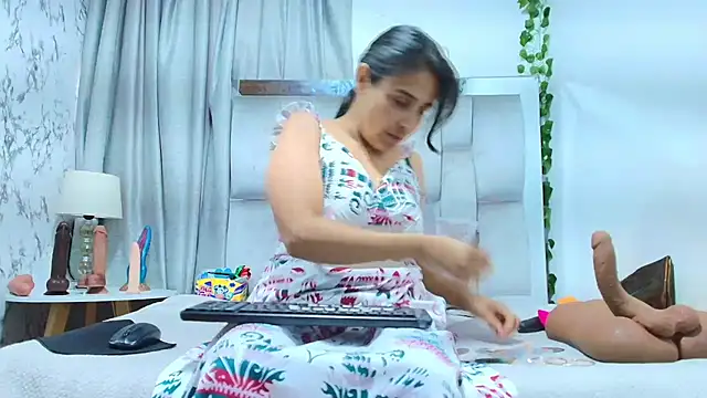 Snapshot of _Marcela__ chatting on 10-21-25, 12:17 Marcela online show from 10-21-25, 12:17