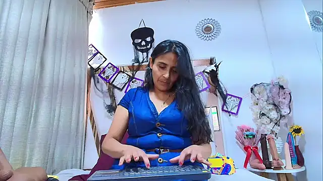 Snapshot of _Marcela__ chatting on 11-05-25, 12:27 Marcela online show from 11-05-25, 12:27