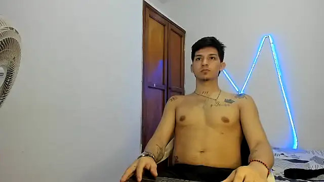 Snapshot of MasterSEX420 chatting on 11-11-25, 02:44 MasterSEX420 online show from 11-11-25, 02:44