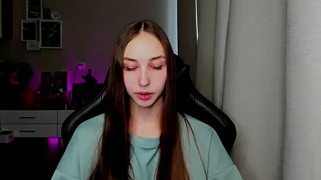 Snapshot of Sm0ly chatting on 04-17-26, 02:03 Sm0ly online show from 04-17-26, 02:03