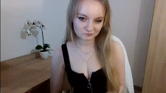 Snapshot of AlmaHoney chatting on 02-04-25, 12:08 AlmaHoney online show from 02-04-25, 12:08