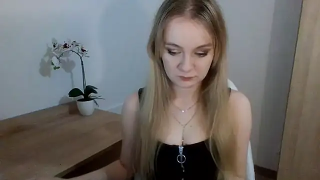 Snapshot of AlmaHoney chatting on 02-04-25, 04:08 AlmaHoney online show from 02-04-25, 04:08