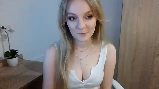 Snapshot of AlmaHoney chatting on 03-17-25, 07:15 AlmaHoney online show from 03-17-25, 07:15