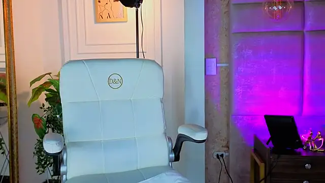 AlessiaLondon online show from 07-20-26, 10:07
