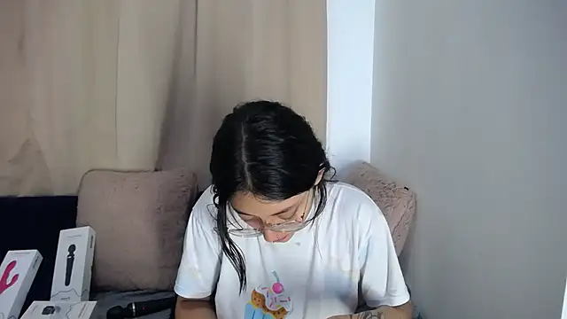 lessliee22  online show from 04-16-26, 08:15