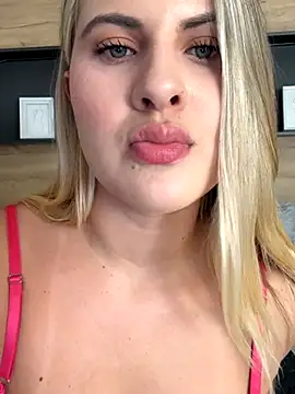 Snapshot of EmiilyAdams_ chatting on 12-21-25, 09:33 EmiilyAdams online show from 12-21-25, 09:33