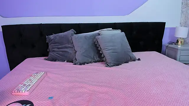 Snapshot of Julieta_Cortes__ chatting on 11-19-25, 11:54 Julieta Cortes online show from 11-19-25, 11:54