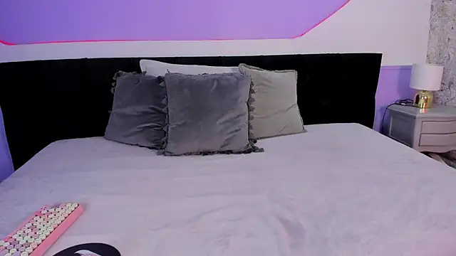 Snapshot of Julieta_Cortes__ chatting on 11-22-25, 12:15 Julieta Cortes online show from 11-22-25, 12:15