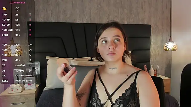 Sabrina Lennox online show from 01-28-25, 07:32