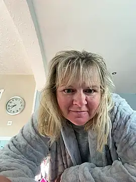 Snapshot of chloefeel chatting on 06-10-26, 06:45 chloefeel online show from 06-10-26, 06:45