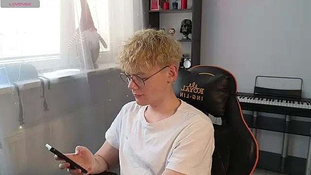 Snapshot of Keytaro chatting on 03-14-25, 01:57 Keytaro online show from 03-14-25, 01:57