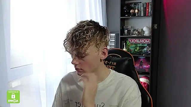 Snapshot of Keytaro chatting on 10-27-25, 08:51 Keytaro online show from 10-27-25, 08:51