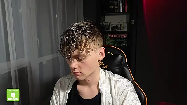 Snapshot of Keytaro chatting on 11-10-25, 01:37 Keytaro online show from 11-10-25, 01:37