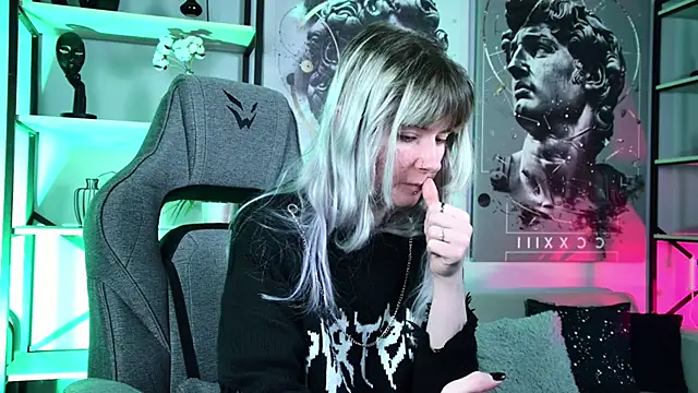 LexiWenford online show from 04-08-26, 02:55