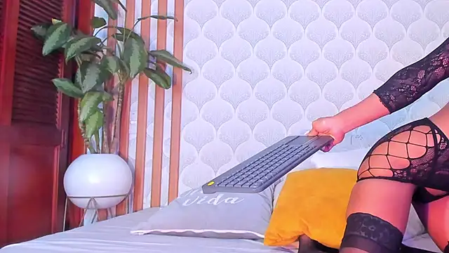 PamelaReall online show from 12-28-24, 11:05