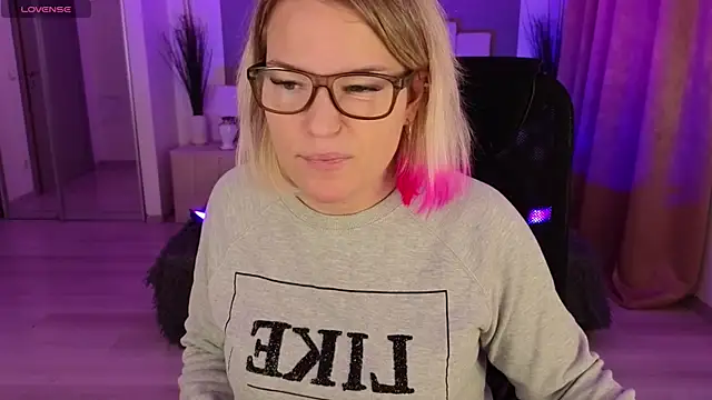 EVAshinyGIRL online show from 01-04-25, 07:55