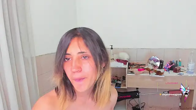 Snapshot of linnie_ chatting on 09-19-25, 10:21 linnie  online show from 09-19-25, 10:21