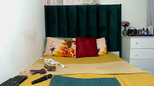 Snapshot of GaggingQueenxx chatting on 11-17-25, 12:33 GaggingQueenxx online show from 11-17-25, 12:33