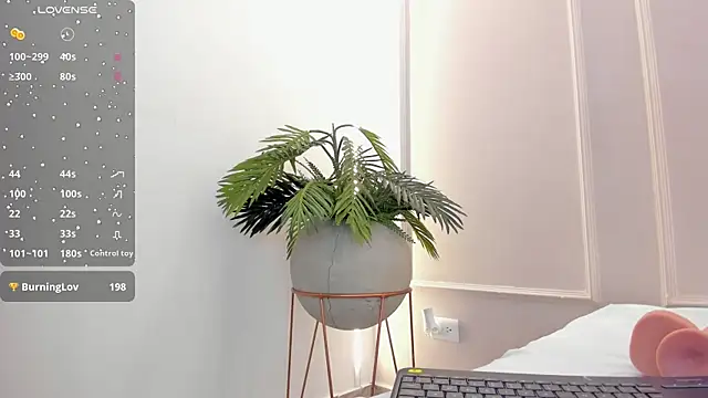 Snapshot of Mariapettit chatting on 12-14-24, 03:15 Mariapettit online show from 12-14-24, 03:15