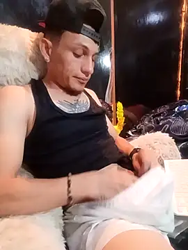 Snapshot of Ale21-345 chatting on 03-05-26, 03:02 Ale21-345 online show from 03-05-26, 03:02