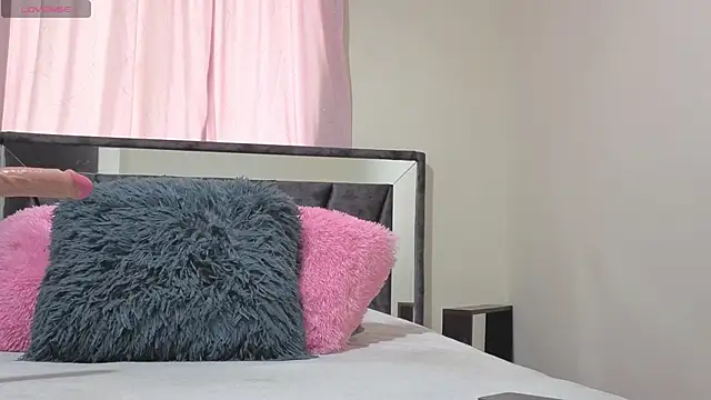 Hotsamantamature online show from 11-07-25, 08:53