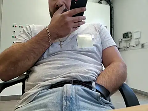 Snapshot of Leonormaldick chatting on 11-04-25, 10:36 Leonormaldick online show from 11-04-25, 10:36