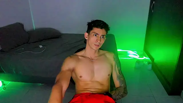 Snapshot of OliverBennet chatting on 02-19-25, 04:12 OliverBennet online show from 02-19-25, 04:12