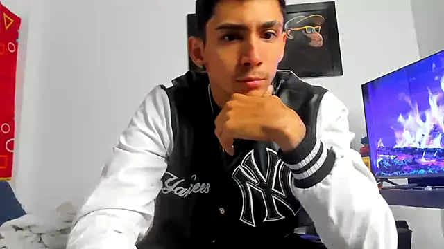 Snapshot of OliverBennet chatting on 10-10-25, 04:50 OliverBennet online show from 10-10-25, 04:50
