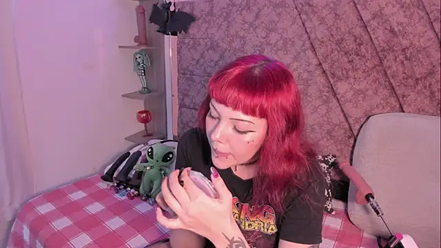 Snapshot of Sarah-Stoner chatting on 11-24-25, 09:36 Sarah-Stoner online show from 11-24-25, 09:36