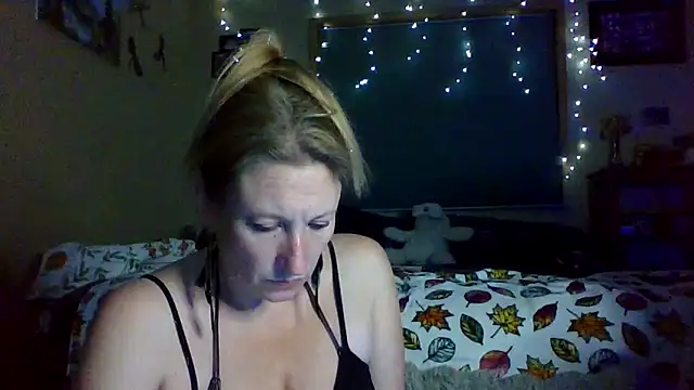 Snapshot of lilyhornyhousewife chatting on 09-28-25, 10:42 lilyhornyhousewife online show from 09-28-25, 10:42