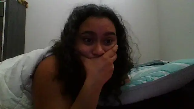 Snapshot of cinnaminnie chatting on 11-15-25, 04:47 cinnaminnie online show from 11-15-25, 04:47