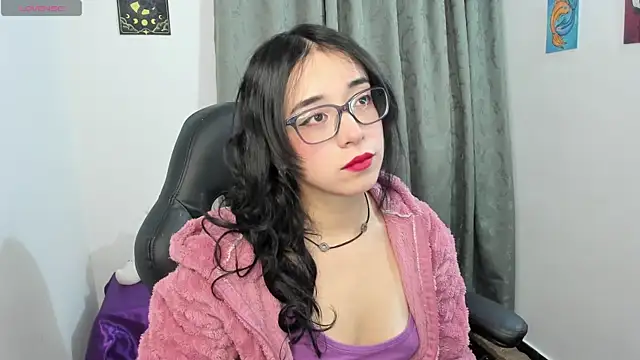 Snapshot of indra_cam chatting on 06-17-26, 05:43 indra cam online show from 06-17-26, 05:43