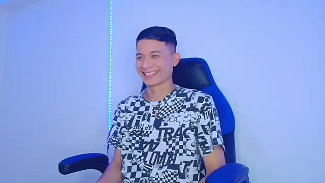 Snapshot of bryamer_19 chatting on 02-06-25, 02:11 bryamer 19 online show from 02-06-25, 02:11