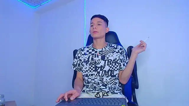 Snapshot of bryamer_19 chatting on 02-06-25, 06:18 bryamer 19 online show from 02-06-25, 06:18