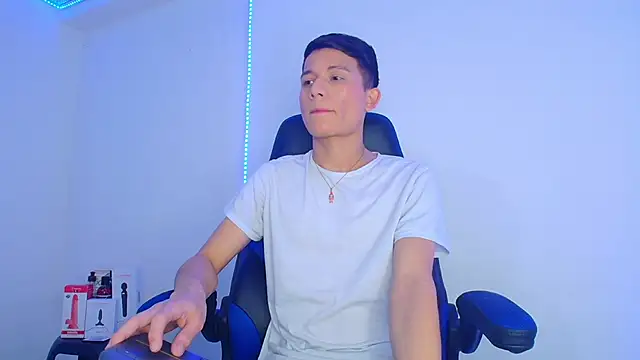 Snapshot of bryamer_19 chatting on 03-13-25, 05:43 bryamer 19 online show from 03-13-25, 05:43