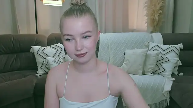 Snapshot of shy__lady chatting on 04-28-26, 11:26 shy lady online show from 04-28-26, 11:26