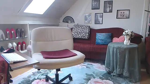 Snapshot of GinaBlonde chatting on 03-14-26, 12:43 GinaBlonde online show from 03-14-26, 12:43