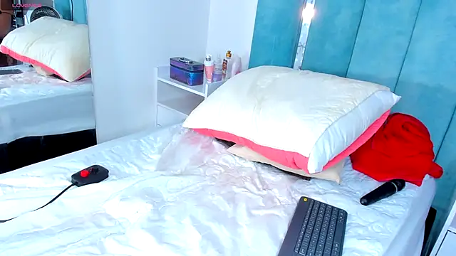 Snapshot of CintiaVega chatting on 02-25-25, 03:05 CintiaVega online show from 02-25-25, 03:05