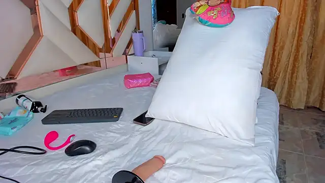 Snapshot of CintiaVega chatting on 10-03-25, 12:24 CintiaVega online show from 10-03-25, 12:24