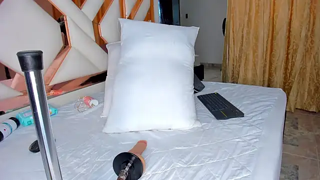 Snapshot of CintiaVega chatting on 10-28-25, 12:09 CintiaVega online show from 10-28-25, 12:09