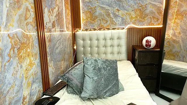 Snapshot of _Jessi29_ chatting on 10-08-25, 10:40  Jessi29  online show from 10-08-25, 10:40