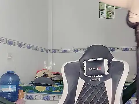 Snapshot of family196 chatting on 09-27-25, 04:17 family196 online show from 09-27-25, 04:17