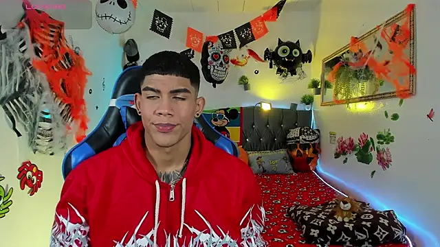 Snapshot of Damian_latinxxx chatting on 10-22-25, 03:07 Damian latinxxx online show from 10-22-25, 03:07