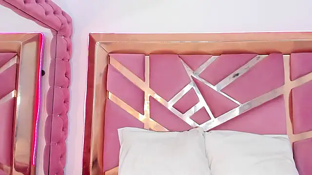 Britanymooree online show from 04-18-26, 08:42