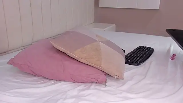 Littleolivia  online show from 03-15-25, 07:48